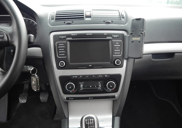 Skoda Octavia cena 24800 przebieg: 281485, rok produkcji 2011 z Ciechanów małe 277